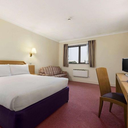 Days Inn Stafford Bagian luar foto