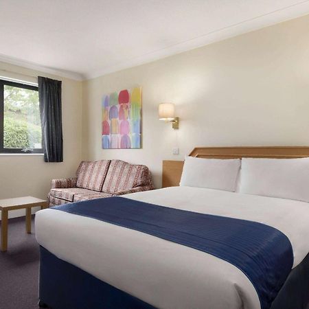 Days Inn Stafford Bagian luar foto