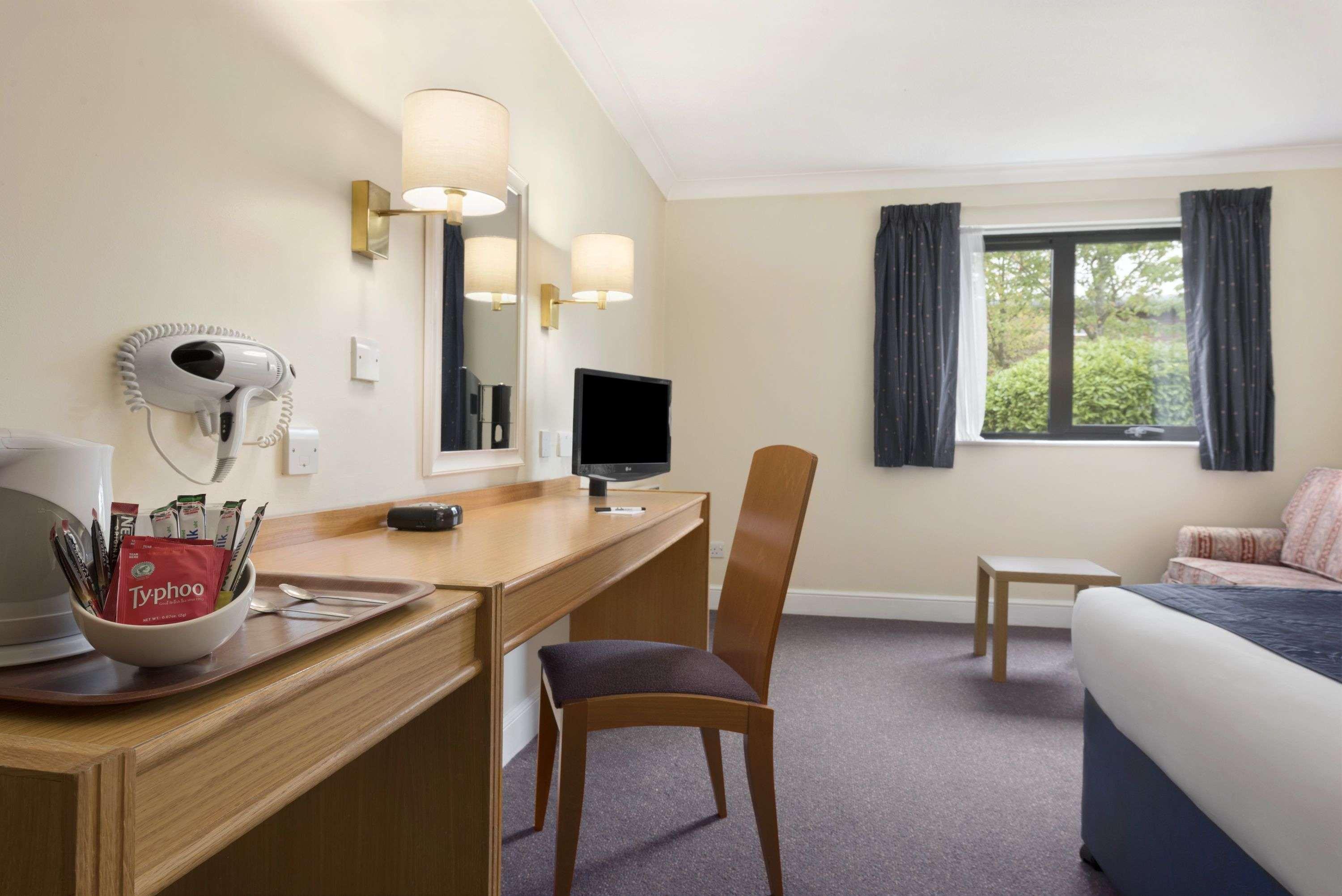 Days Inn Stafford Bagian luar foto