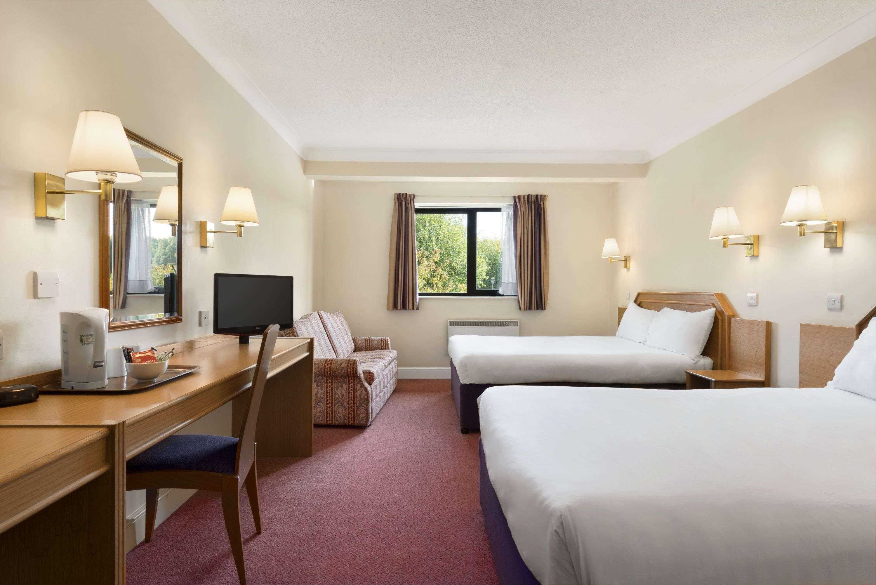 Days Inn Stafford Bagian luar foto