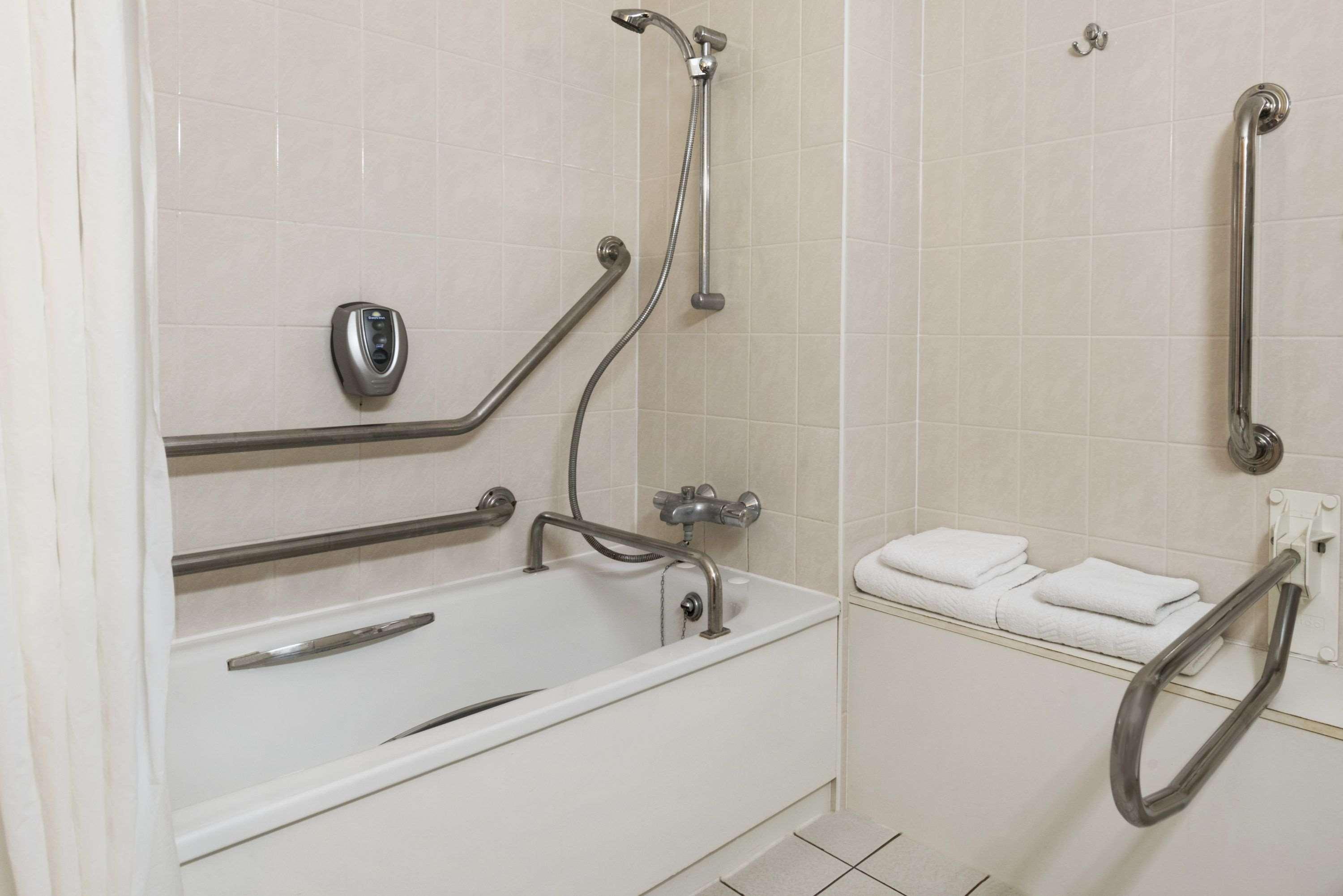 Days Inn Stafford Bagian luar foto