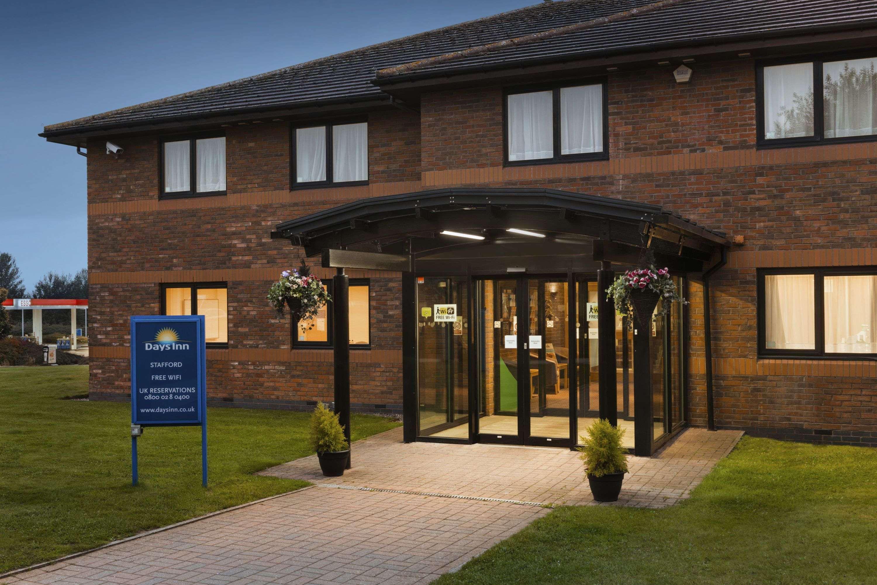 Days Inn Stafford Bagian luar foto