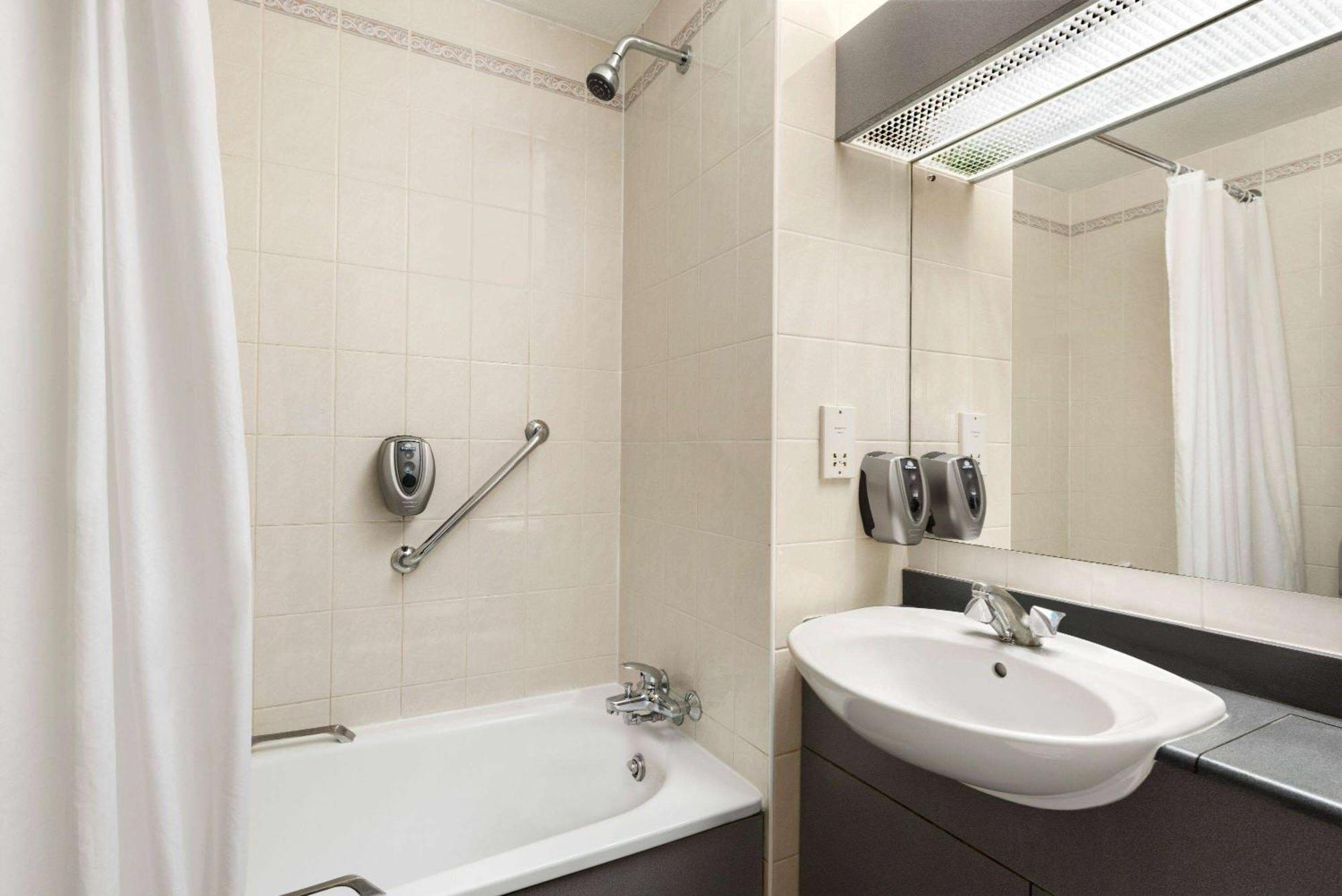 Days Inn Stafford Bagian luar foto