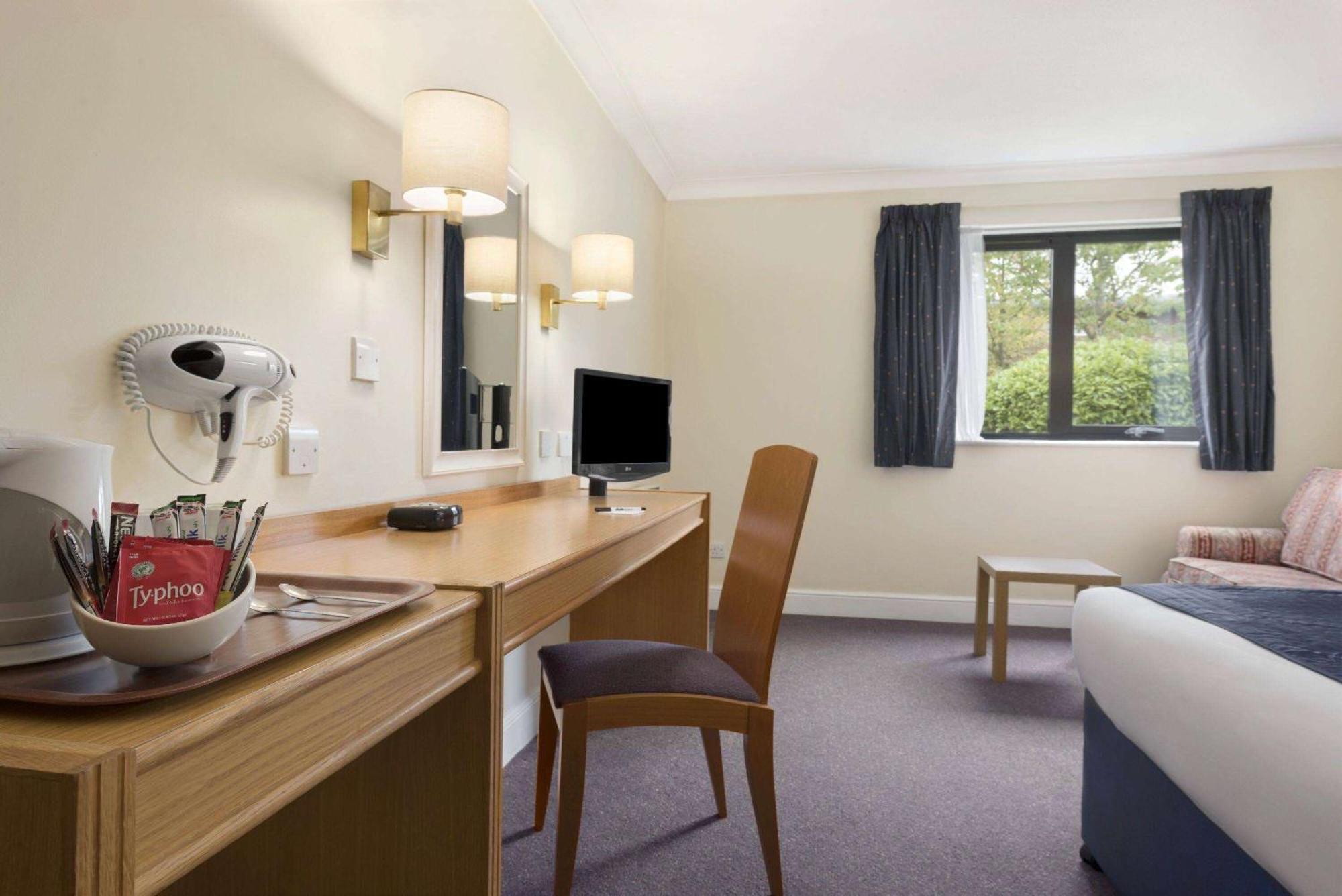 Days Inn Stafford Bagian luar foto