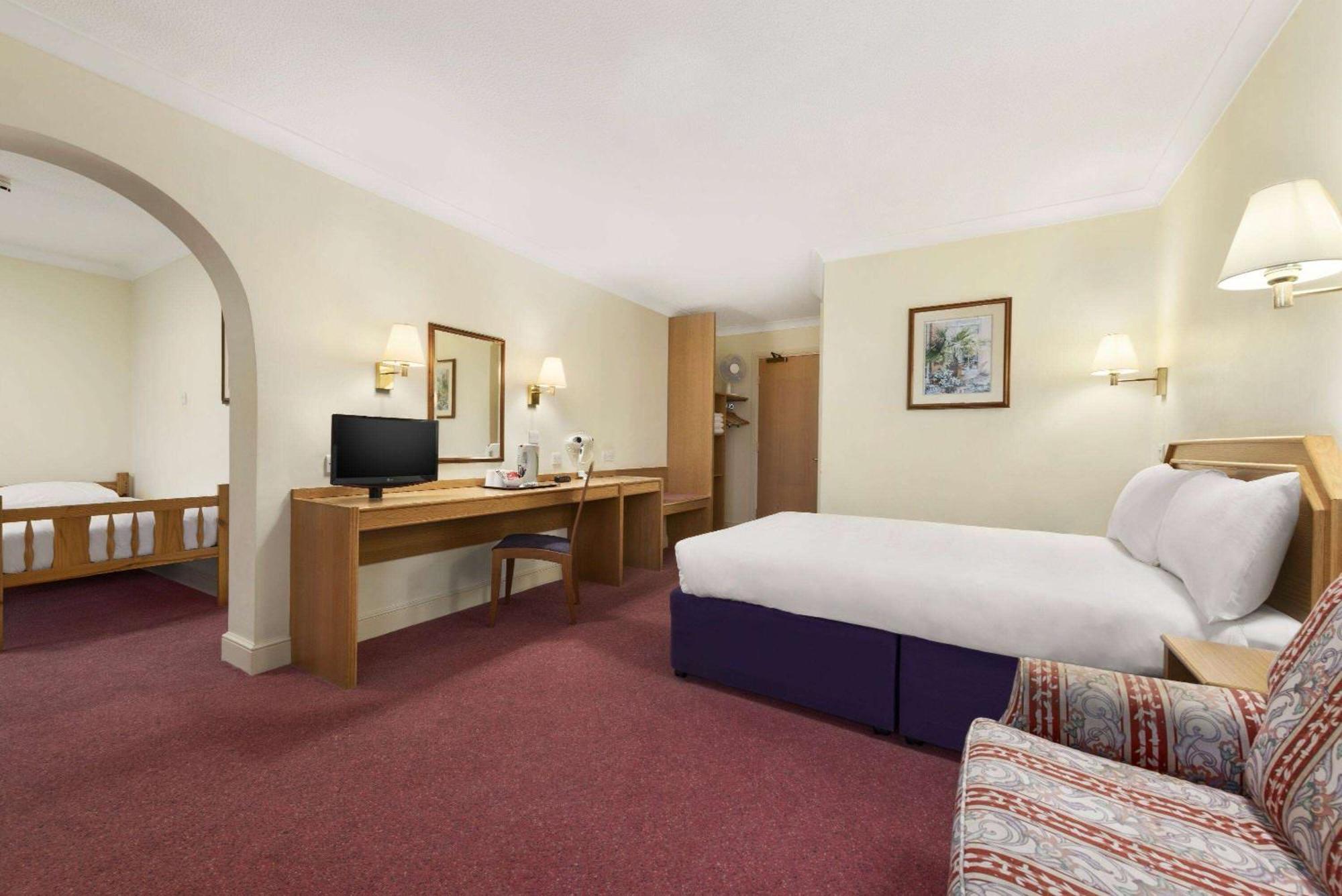 Days Inn Stafford Bagian luar foto