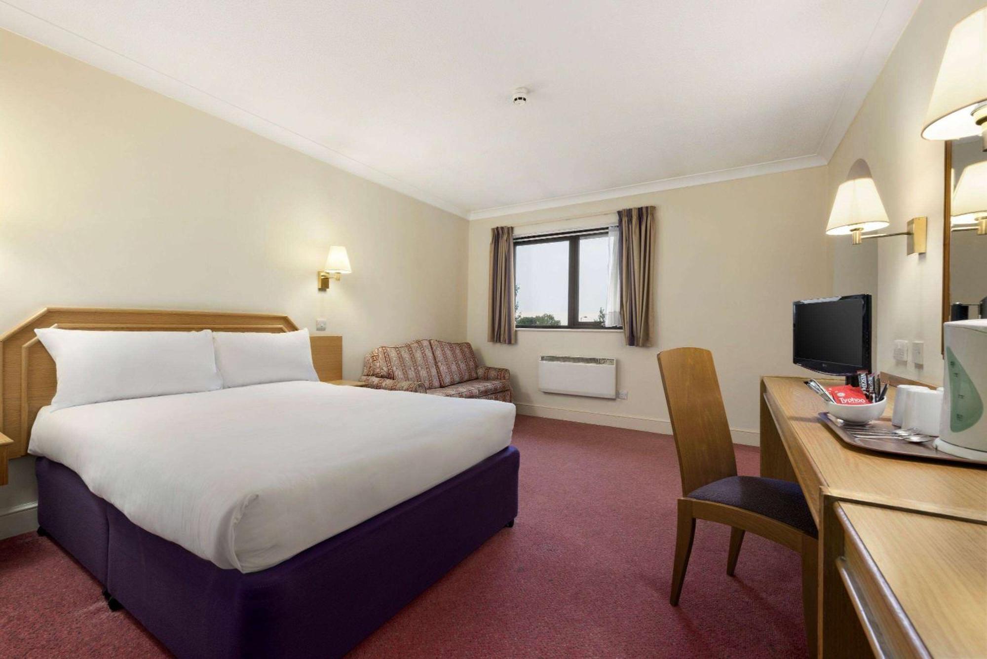 Days Inn Stafford Bagian luar foto