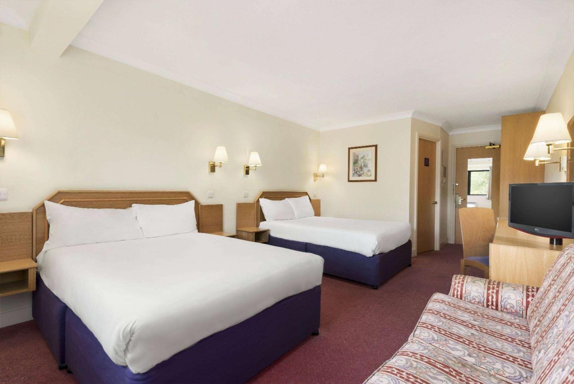 Days Inn Stafford Bagian luar foto