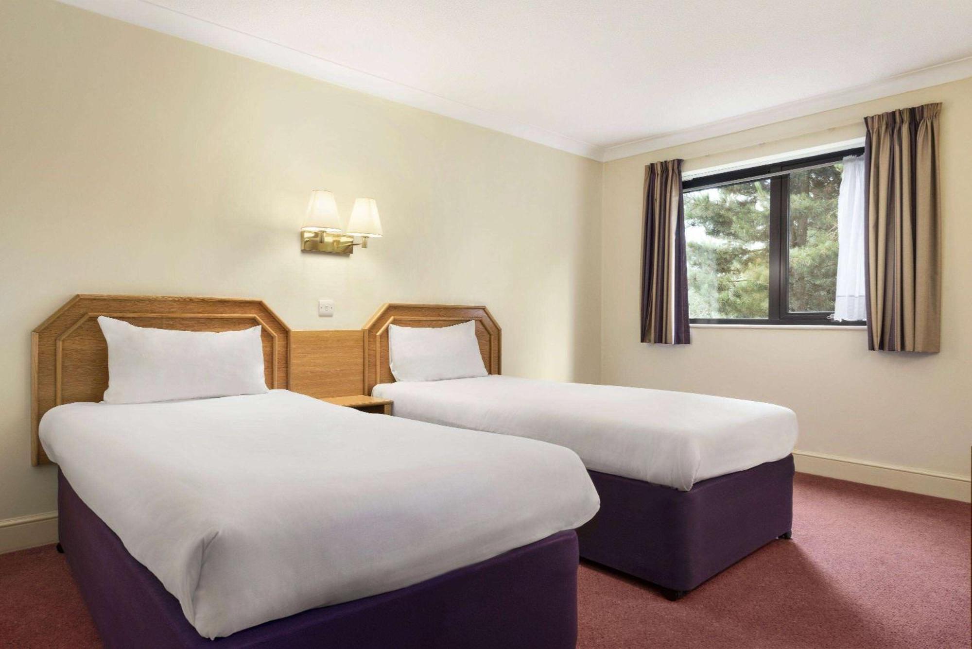 Days Inn Stafford Bagian luar foto