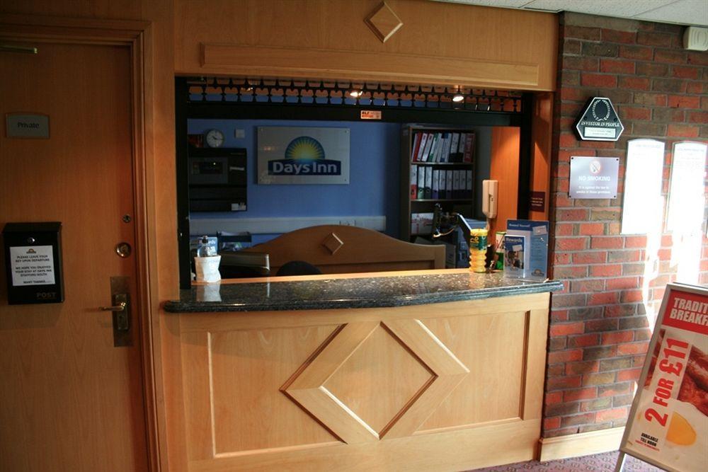 Days Inn Stafford Bagian luar foto