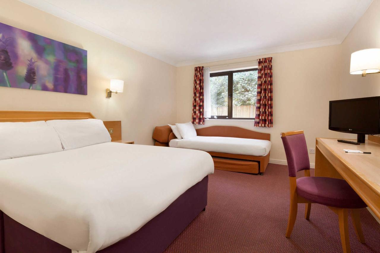 Days Inn Stafford Bagian luar foto