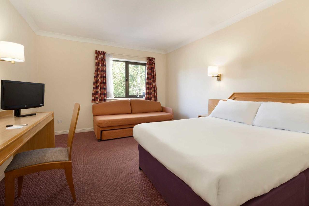 Days Inn Stafford Bagian luar foto