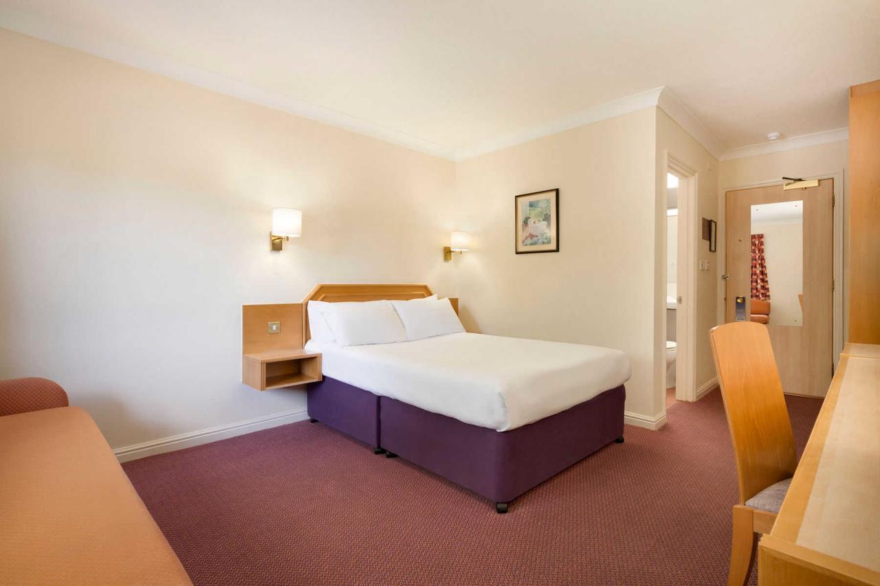 Days Inn Stafford Bagian luar foto