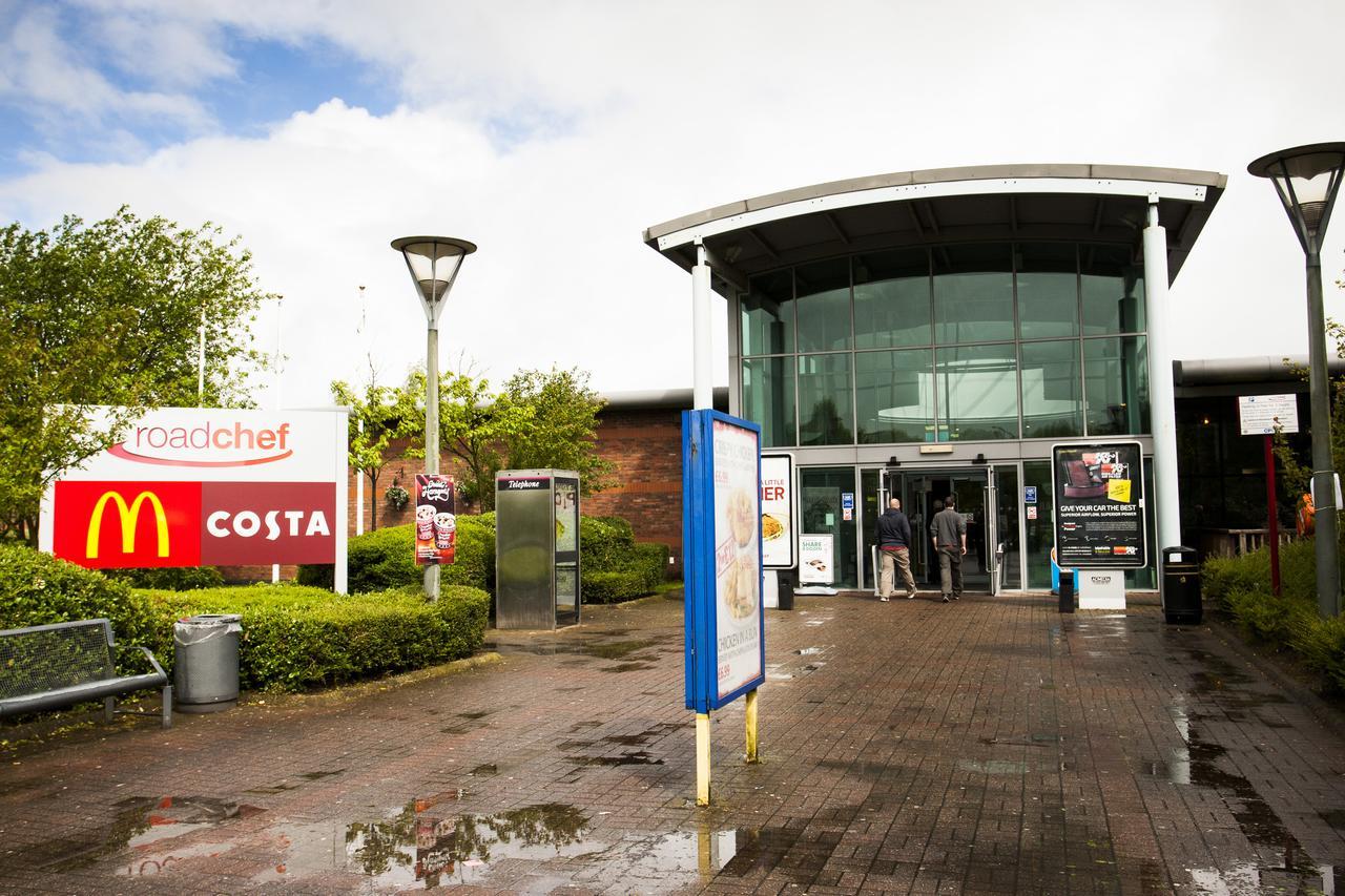 Days Inn Stafford Bagian luar foto