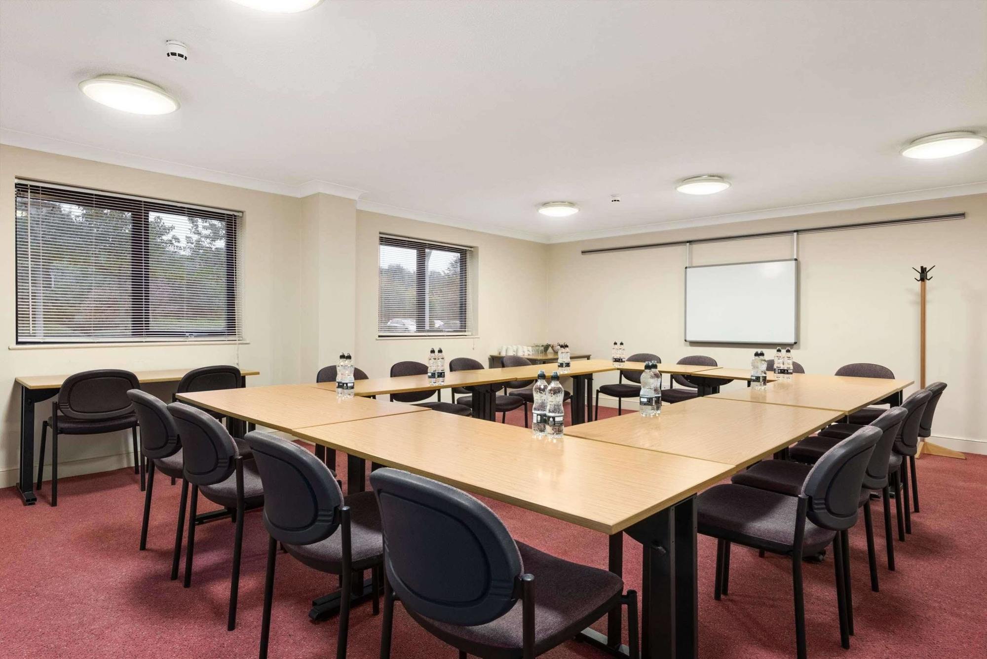 Days Inn Stafford Bagian luar foto